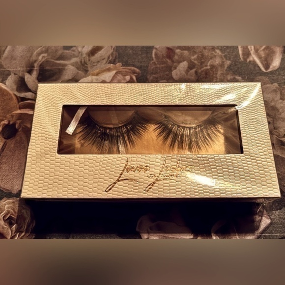 Brand new Lavaa Lashes artificial lashes, style Charm